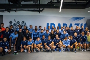 皇社社媒：祖比门迪今早前往皇社训练基地，与队友们合影道别